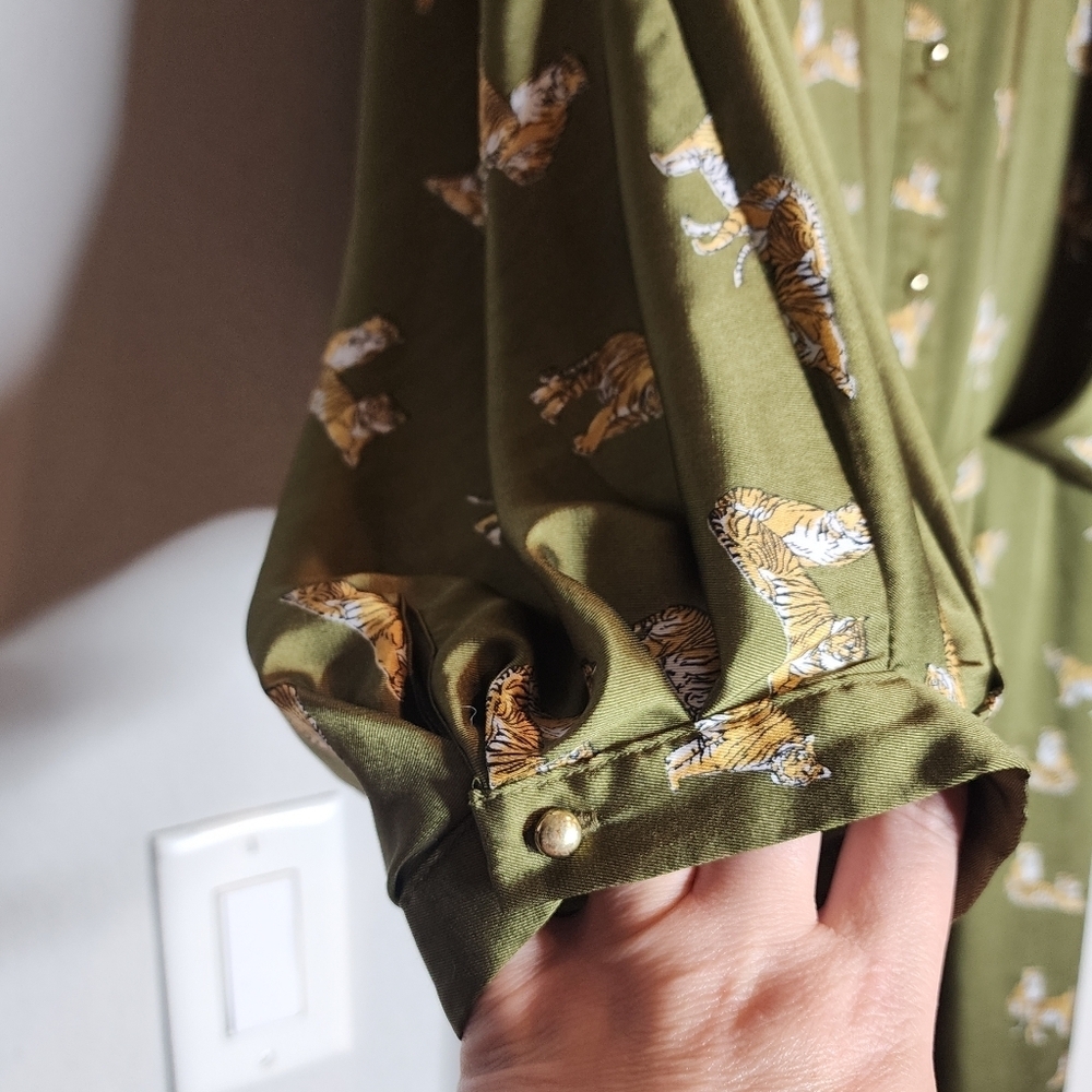 Zara Tiger Printed Green Satin Button Front Balloon Sleeve Pleated Midi Dress. M - Picture 12 of 17